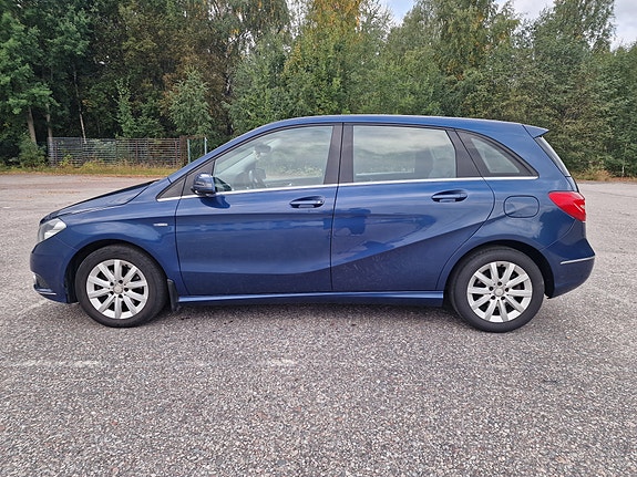 Mercedes-Benz B200 2 of 12