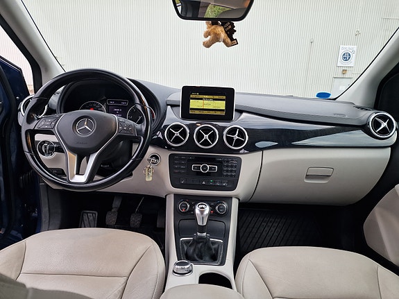 Mercedes-Benz B200 12 of 12