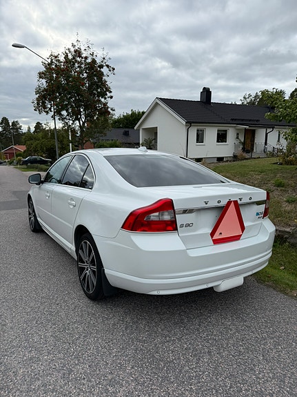 Volvo S80 2 of 5