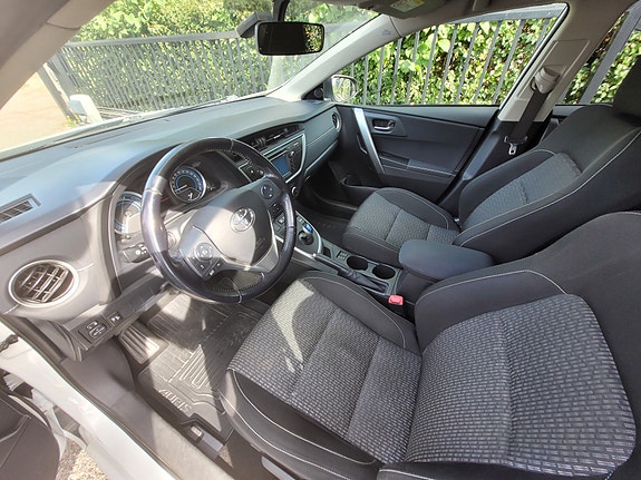 Toyota Auris 7 of 9
