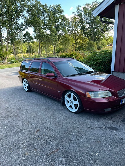 Volvo V70 2 of 7