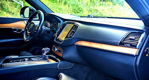 Volvo XC90 16 of 30