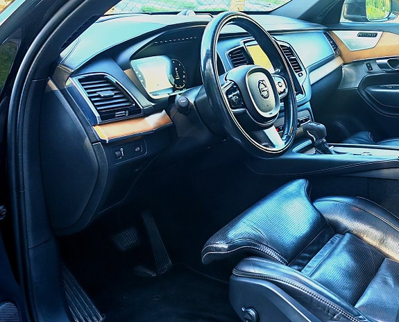 Volvo XC90 10 of 30