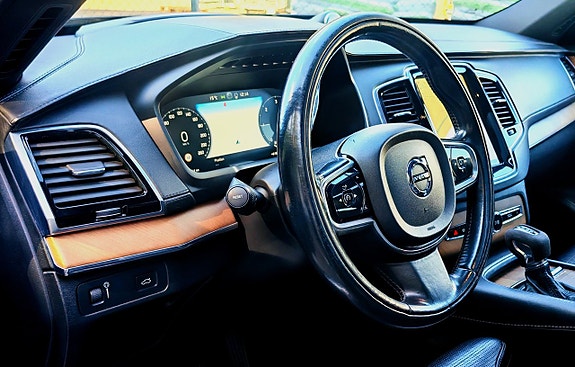 Volvo XC90 11 of 30