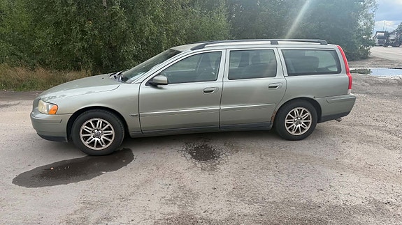 Volvo V70 2 of 6
