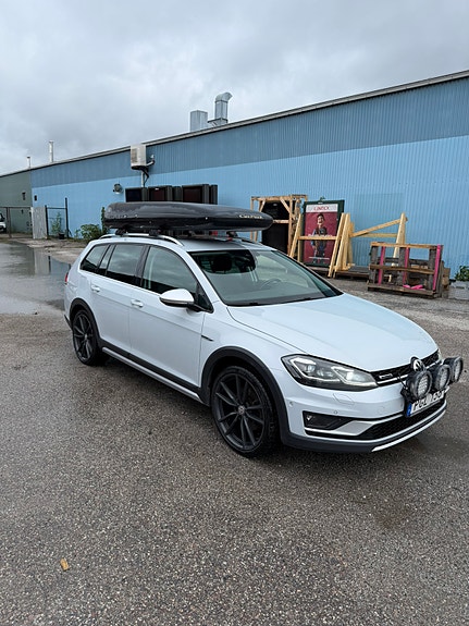 Volkswagen Golf Alltrack 2 of 6