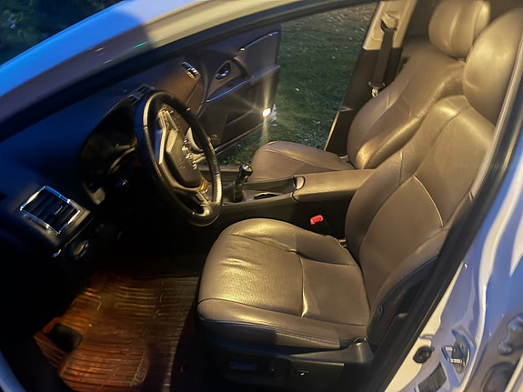 Toyota Avensis 3 of 6