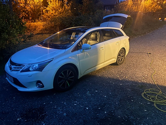 Toyota Avensis 2 of 6