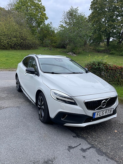 Volvo V40 Cross Country 2 of 17