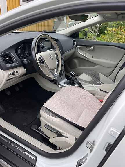 Volvo V40 Cross Country 8 of 17