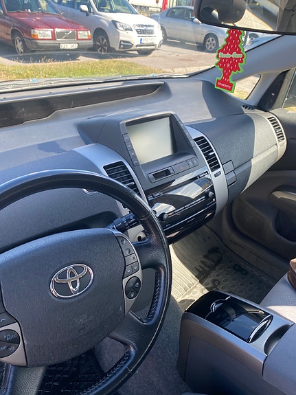 Toyota Prius 6 of 9