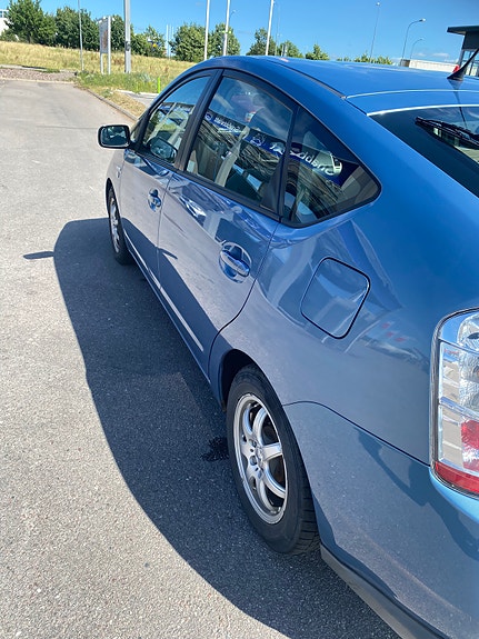 Toyota Prius 4 of 9