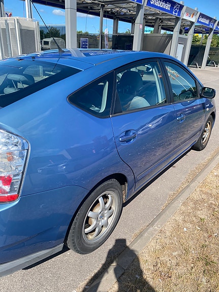 Toyota Prius 3 of 9