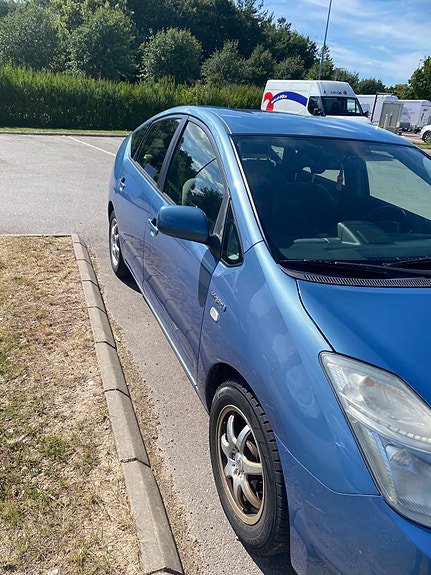 Toyota Prius 2 of 9