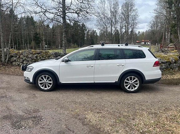 Volkswagen Passat Alltrack 2 of 5