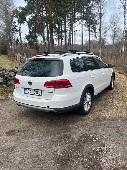 Volkswagen Passat Alltrack 3 of 5