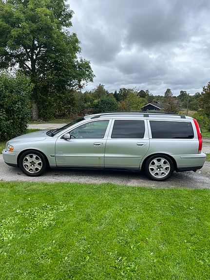 Volvo V70 2 of 8