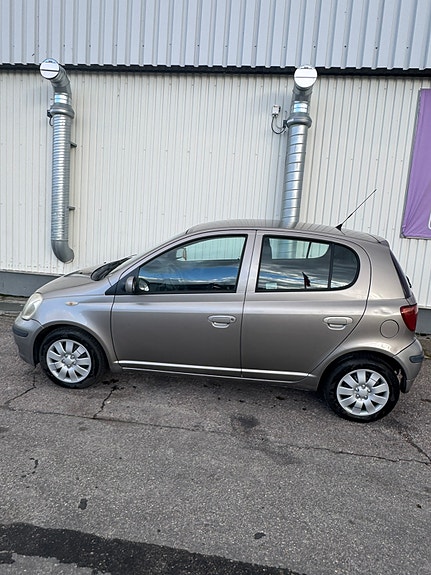 Toyota Yaris 2 of 6