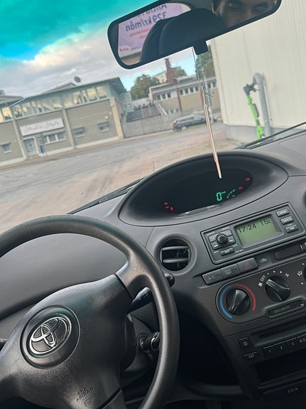 Toyota Yaris 5 of 6