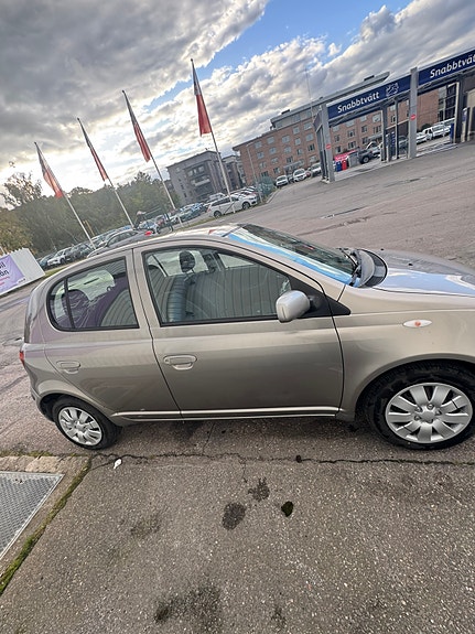 Toyota Yaris 3 of 6