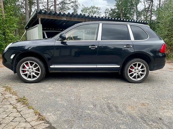 Porsche Cayenne Turbo 3 of 10