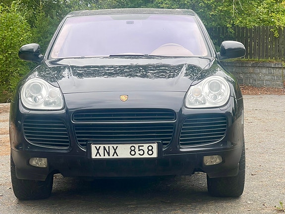 Porsche Cayenne Turbo 2 of 10