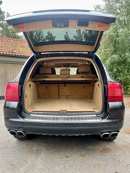 Porsche Cayenne Turbo 5 of 10