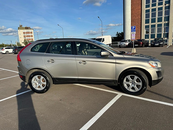 Volvo XC60 2 of 8