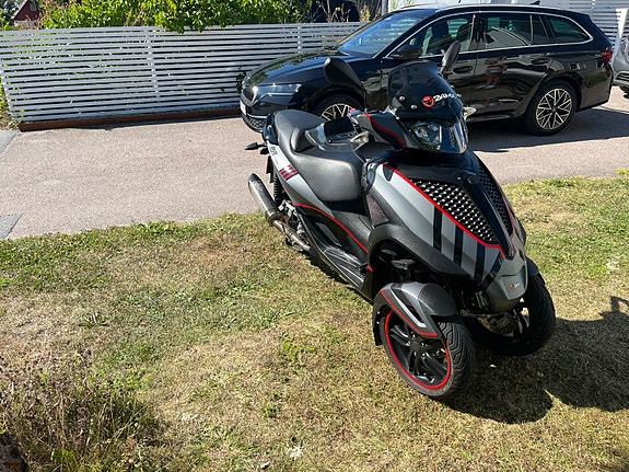 Piaggio MP3 300 2 of 6