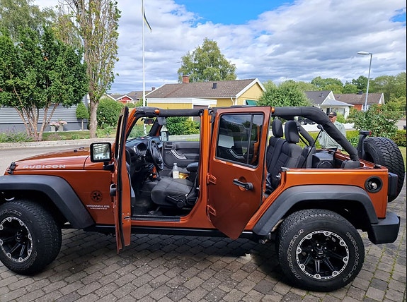 Jeep Wrangler Unlimited 2 of 7