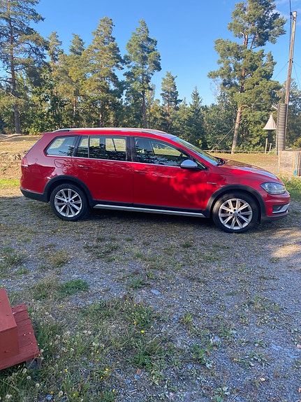Volkswagen Golf Alltrack 2 of 6