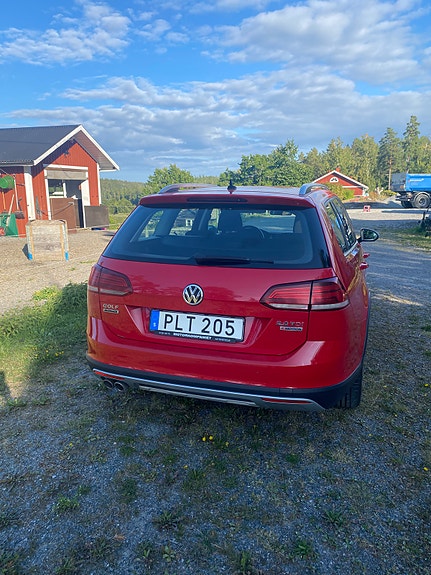 Volkswagen Golf Alltrack 3 of 6