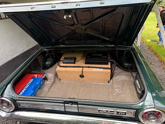 Ford Galaxie 6 of 19