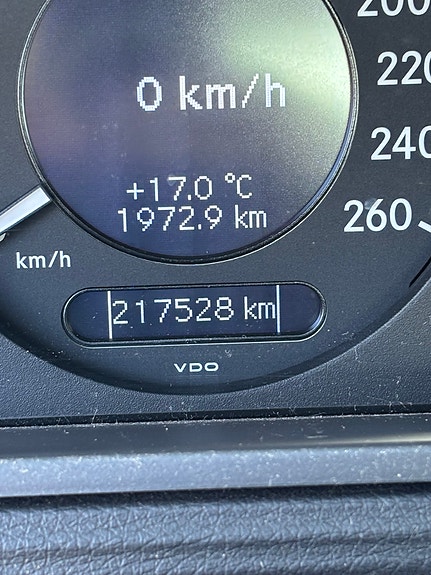 Mercedes-Benz E200 3 of 4