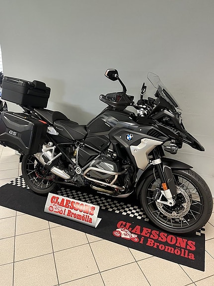 BMW R 1250 GS TripleBlack 2 of 3