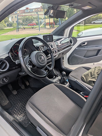 Volkswagen UP! 6 of 8
