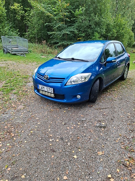 Toyota Auris 2 of 5
