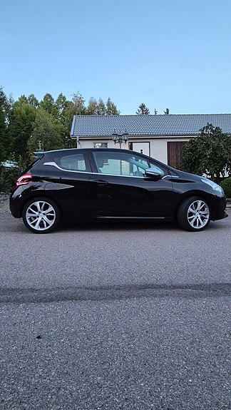Peugeot 208 3 of 13