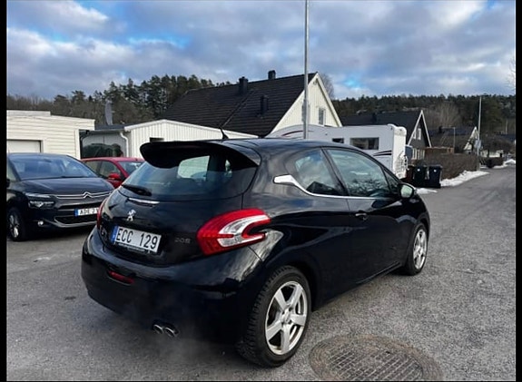 Peugeot 208 2 of 8