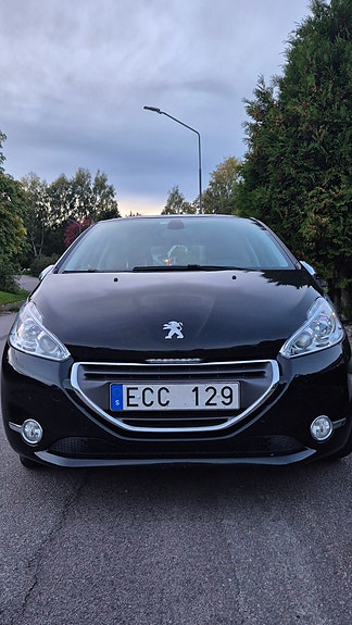 Peugeot 208 2 of 13