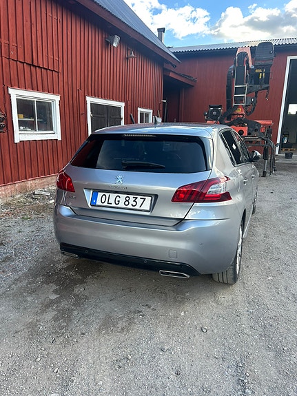 Peugeot 308 2 of 3