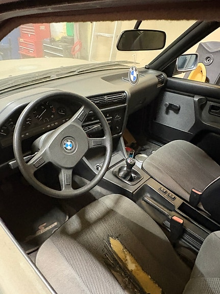 BMW 320i 2 of 8