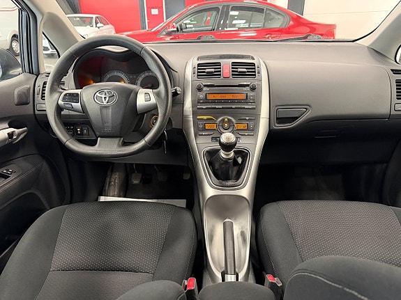Toyota Auris 9 of 12