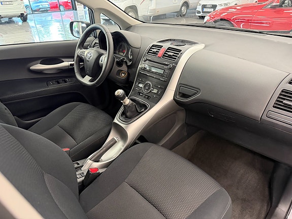 Toyota Auris 7 of 12