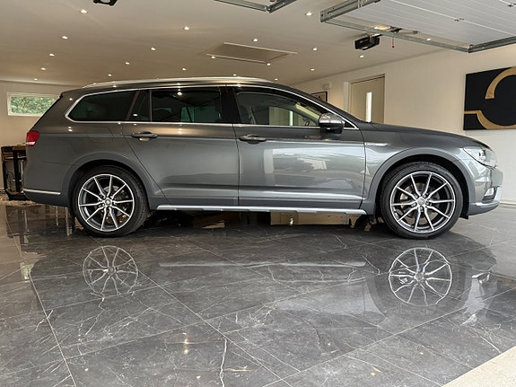 Volkswagen Passat Alltrack 2 of 19