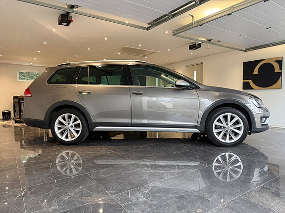 Volkswagen Golf Alltrack 2 of 17