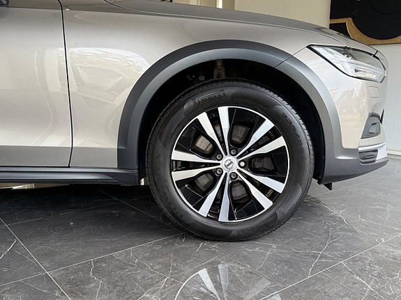 Volvo V90 Cross Country 3 of 16
