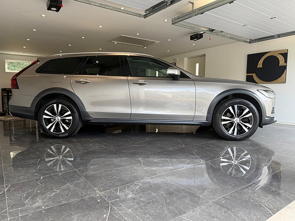 Volvo V90 Cross Country 2 of 16