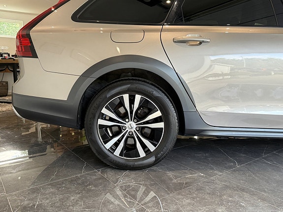 Volvo V90 Cross Country 4 of 16