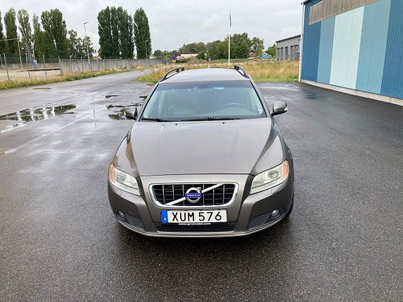 Volvo V70 2 of 22